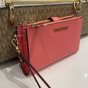 MICHAEL KORS LARGE DOUBLE ZIP WRISTLET WALLET PHONE CASE CLUTCH 
Tea Rose NWT